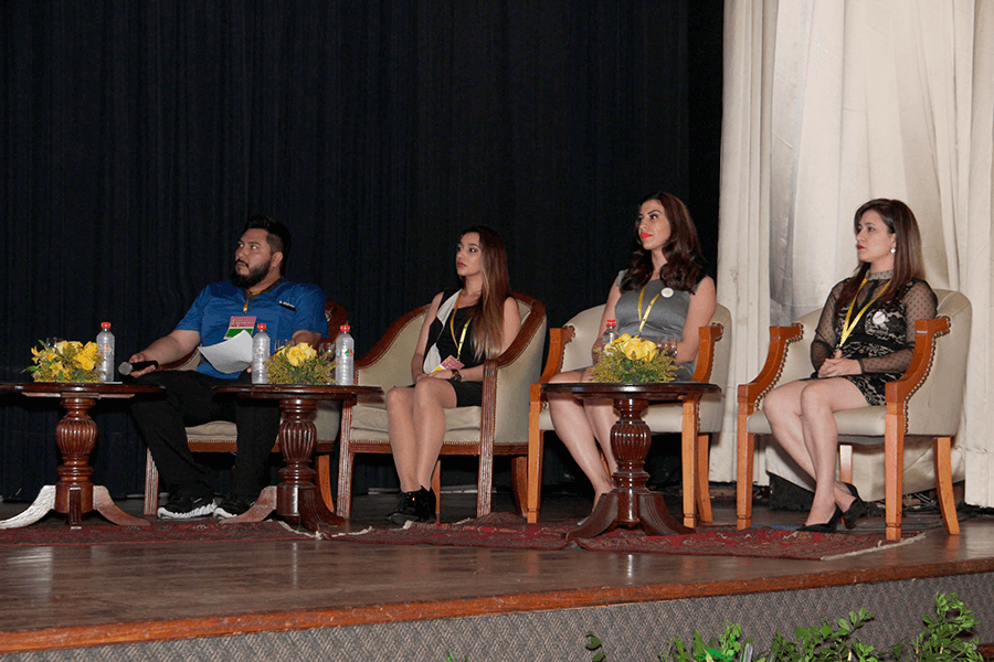 Panel de cuatro especialistas en el escenario durante la Expo Estética Paraguay