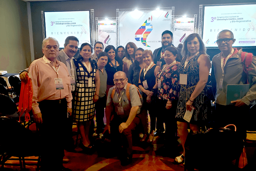 Grupo de asistentes con gafetes posando durante el congreso