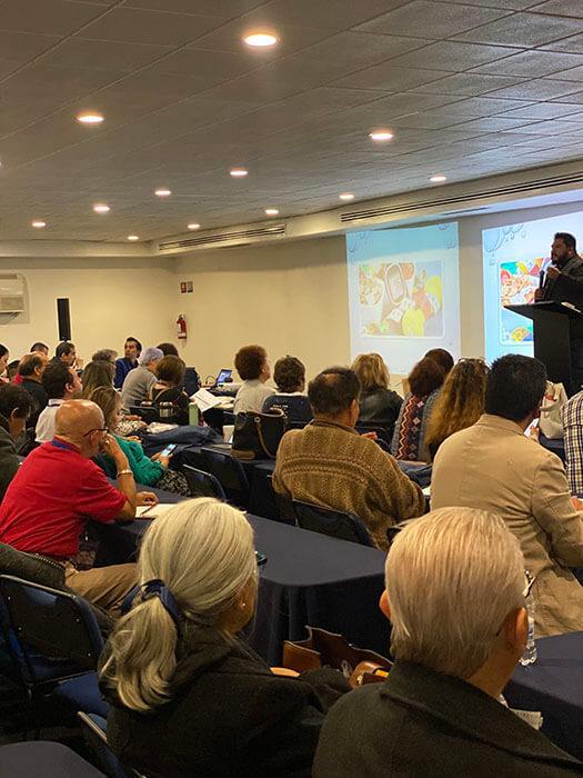 Ponente presentando terapias ante asistentes del congreso